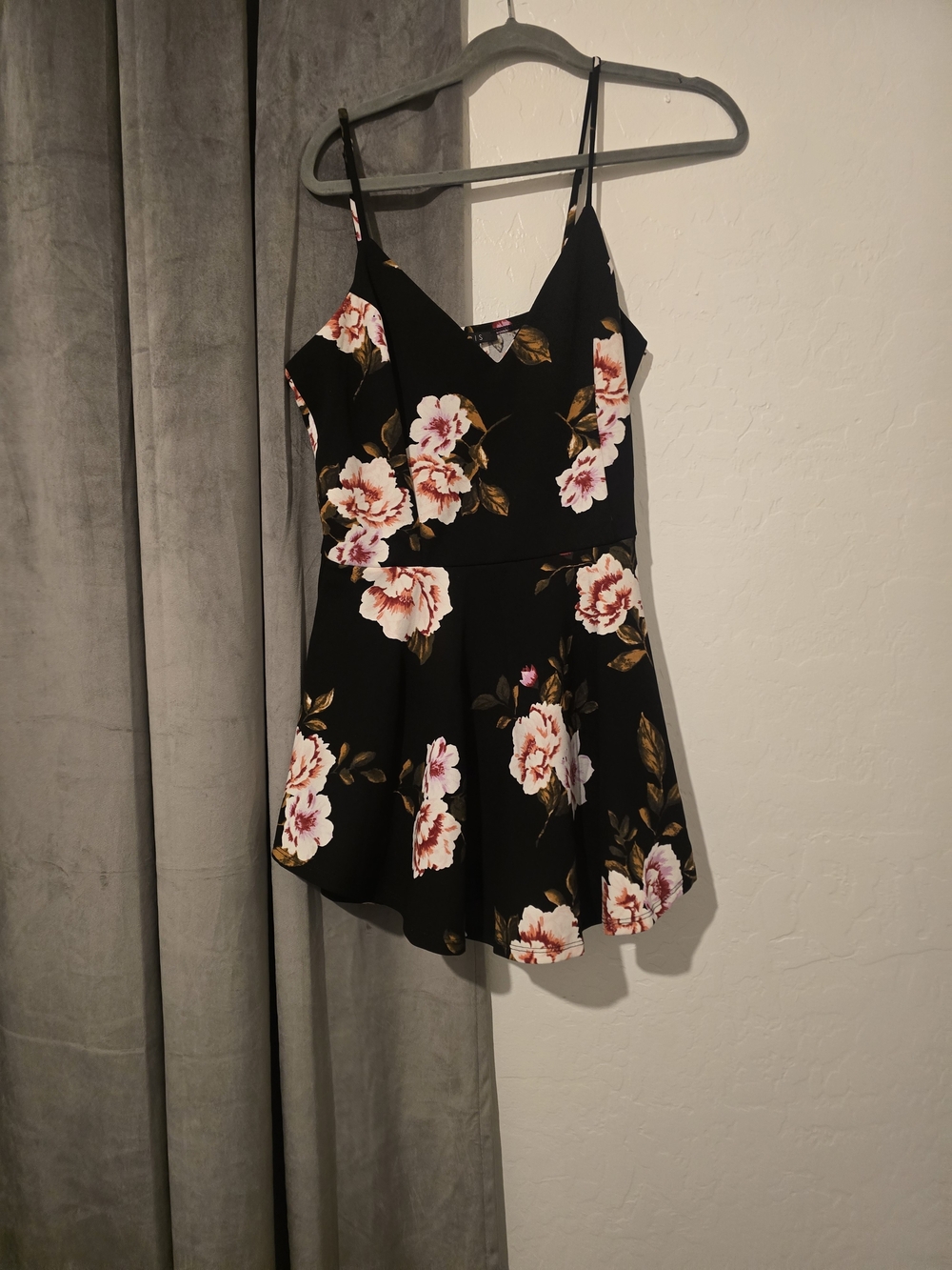 Mini enterizo shorts and black dress with pink flowers